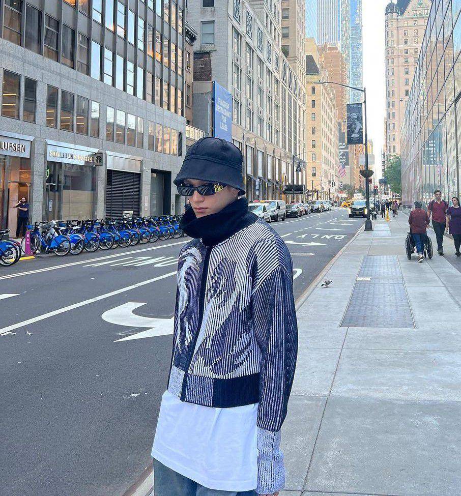 OOTD pakai bucket hat ala Taeyong NCT (instagram.com/taeoxo_nct)