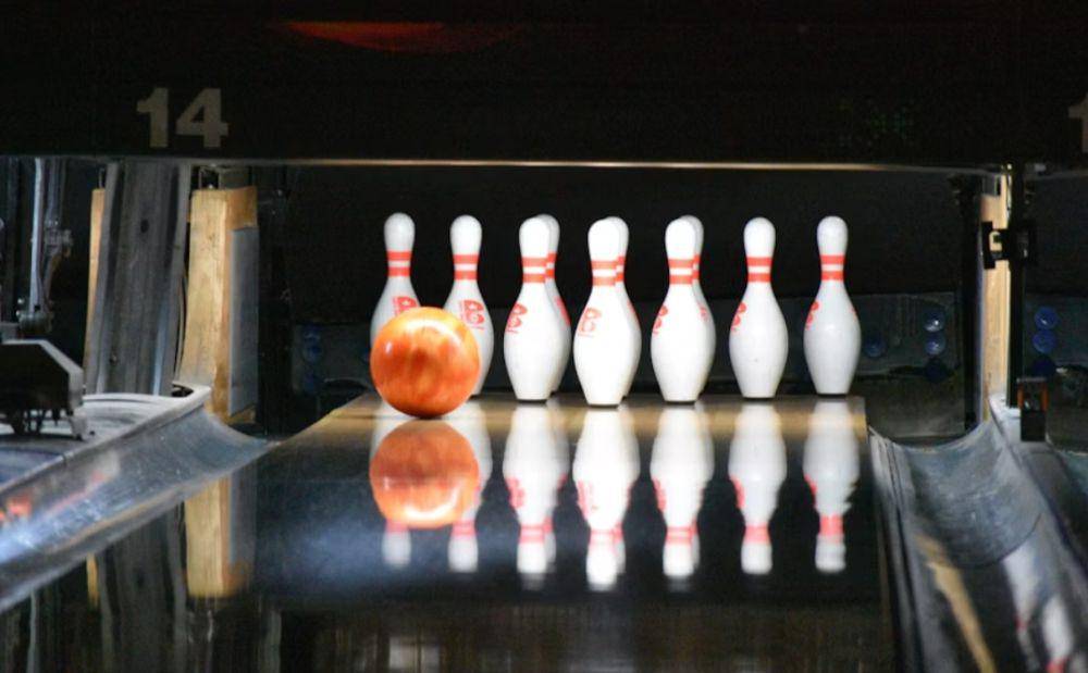 ilustrasi bowling (unsplash.com/Michelle McEwen)