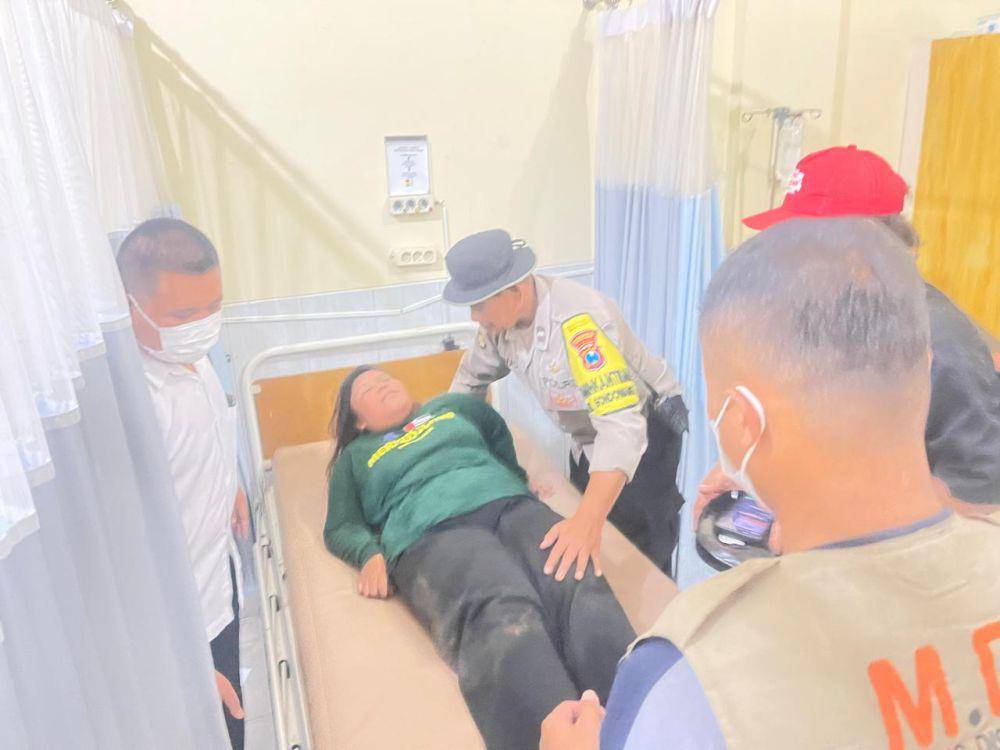 Proses evakuasi 2 pendaki di Gunung Kawi. (Dok. Polsek Wagir)