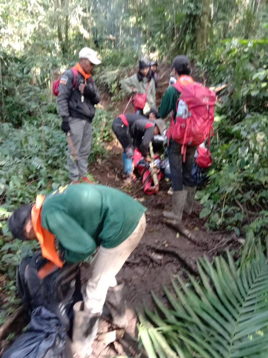 Proses evakuasi 2 pendaki di Gunung Kawi. (Dok. Polsek Wagir)