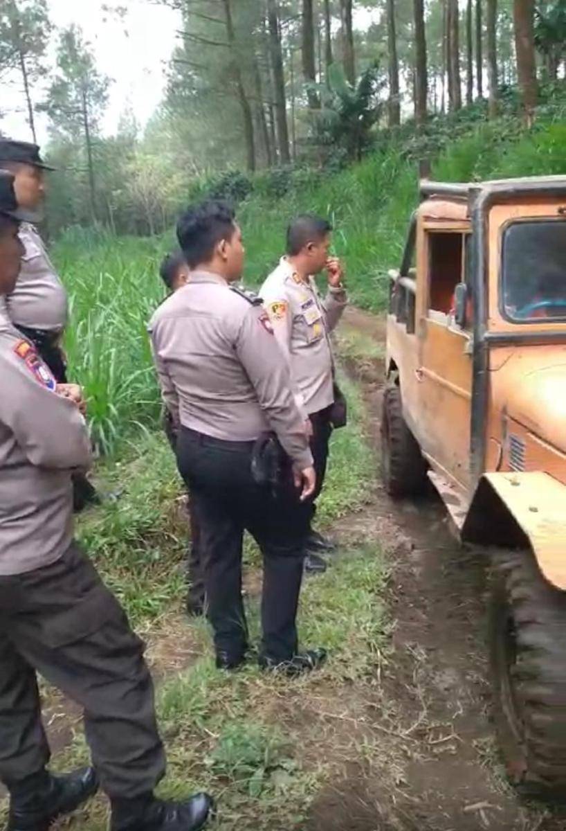 Proses evakuasi 2 pendaki di Gunung Kawi. (Dok. Polsek Wagir)