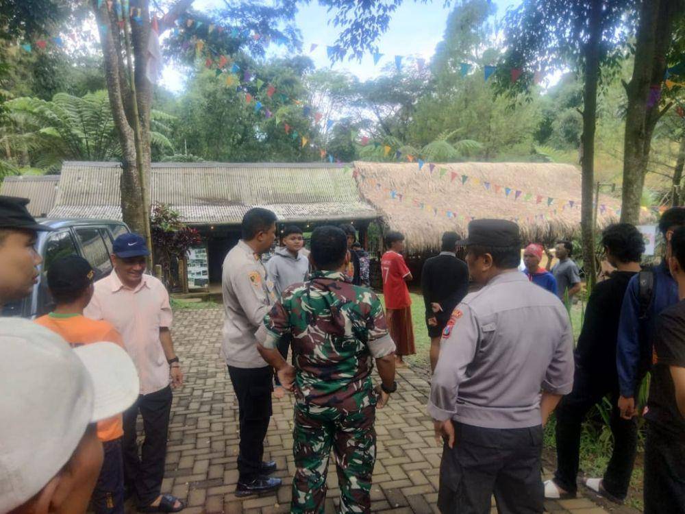 Proses evakuasi 2 pendaki di Gunung Kawi. (Dok. Polsek Wagir)