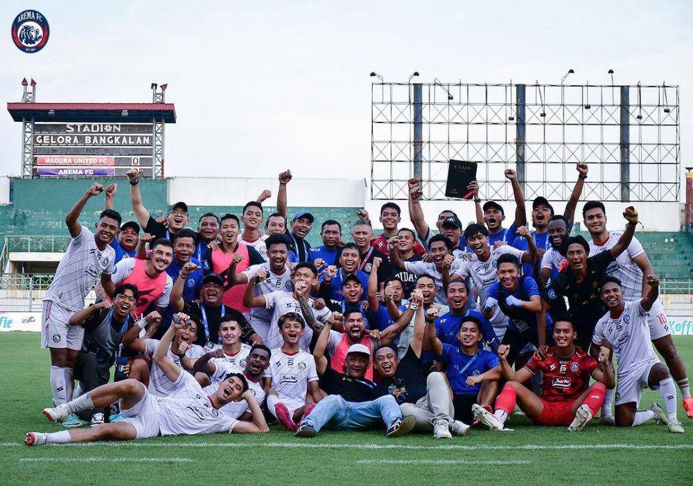 Tim Arema FC saat merayakan lolos dari zona degradasi. (Dok. Media Officer Arema FC)