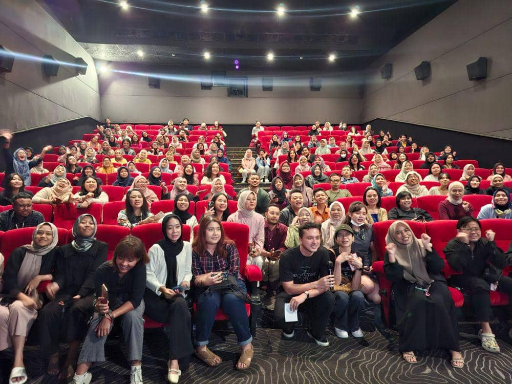 Nicholas Saputra dan Putri Marino saat bertemu penonton di Malang. (IDN Times/Rizal Adhi Pratama)