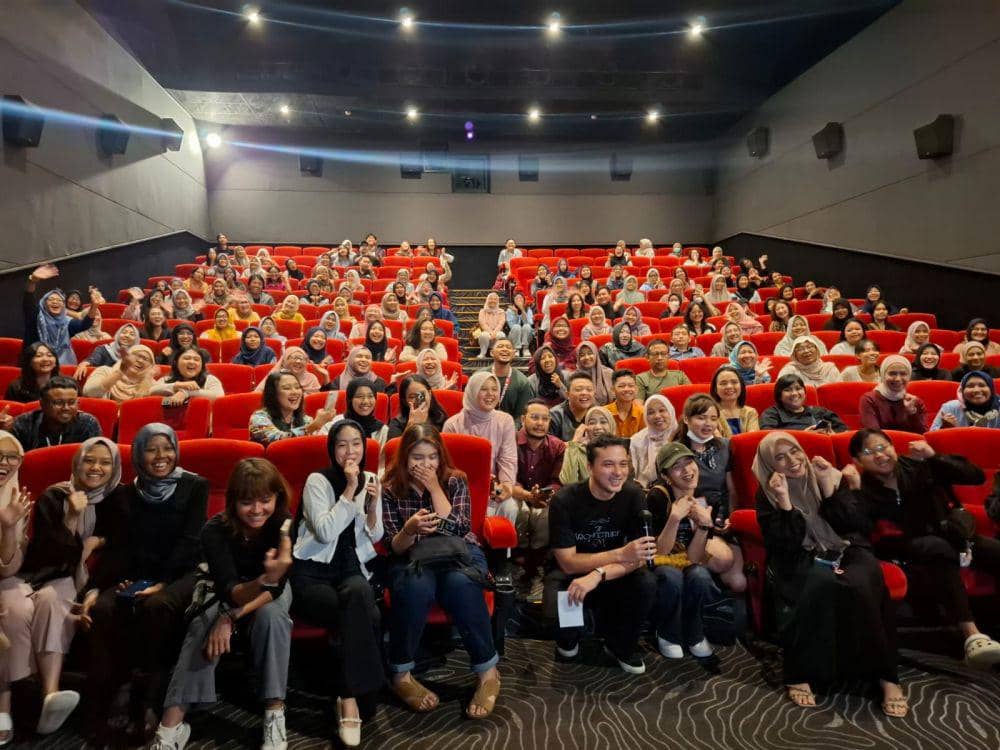 Nicholas Saputra dan Putri Marino saat bertemu penonton di Malang. (IDN Times/Rizal Adhi Pratama)