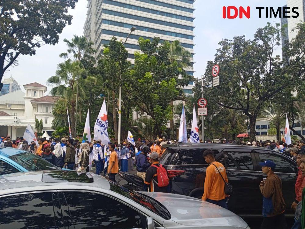 Demo Buruh, Lalu Lintas Depan Balaikota Tersendat