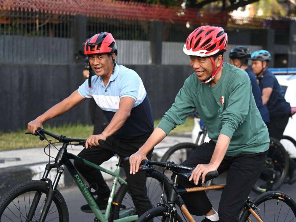 Mentan Andi Amran Sulaiman mendampingi Presiden Jokowi saat menyapa warga Kota Mataram, Rabu (1/5/2024). (dok. Istimewa)