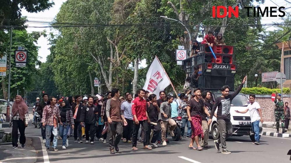 Jokowi Kunker di Mataram, Buruh dan Mahasiswa Demo Kantor Gubernur NTB
