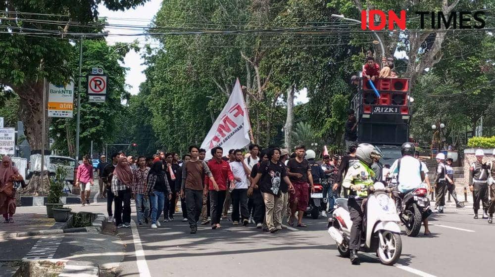Demo buruh dan mahasiswa di depan Kantor Gubernur NTB, Rabu (1/5/2024). (IDN Times/Muhammad Nasir)