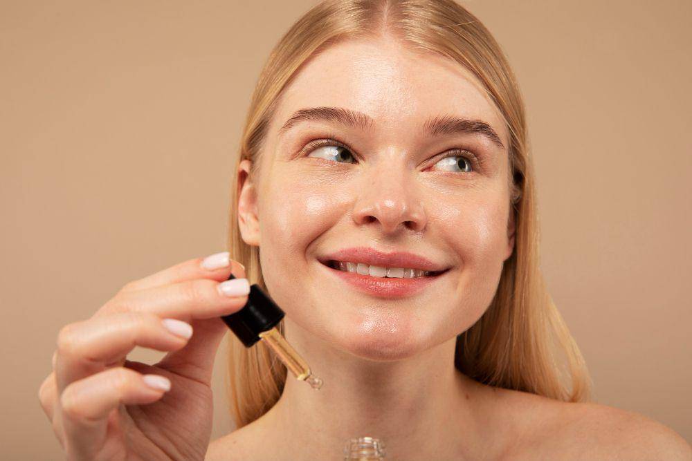 ilustrasi penggunaan skincare (freepik.com/freepik)