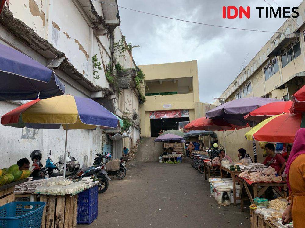 Pintu samping Pasar SMEP dari Jalan Imam Bonjol menuju lantai satu. (IDN Times/Rohmah Mustaurida)