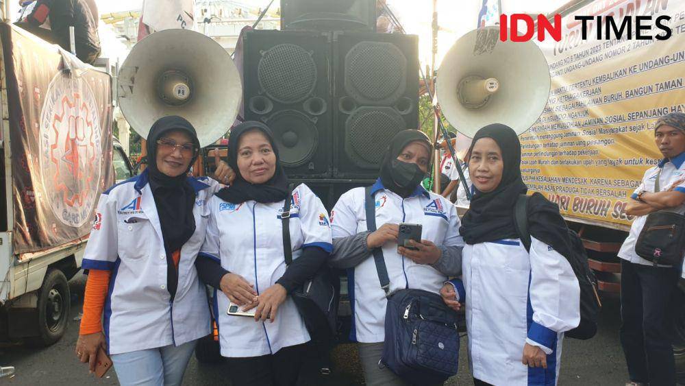 Anggota FSPMI saat mengikuti aksi Hari Buruh, Rabu (1/5/2024). IDN Times/Kayla Jasmine