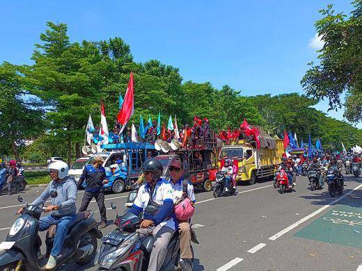 Buruh berkumpul di Jalan Ahmad Yani Surabaya sebelum menggelar aksi May Day di Kantor Gubernur Rabu, (1/5/2024). (IDN Times/Rachmaddani Saputra)