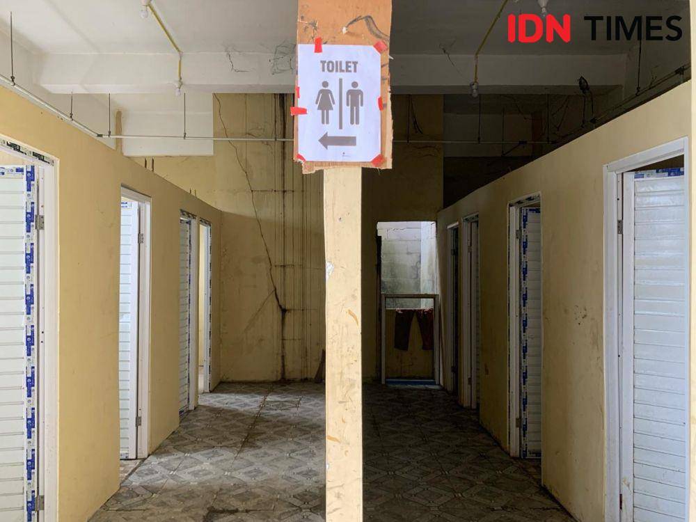 Toilet lantai tiga Pasar SMEP. (IDN Times/Rohmah Mustaurida)