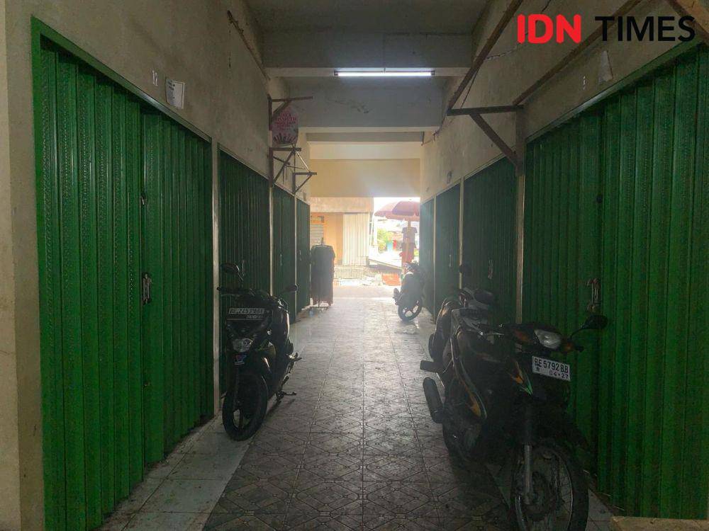 Lantai satu Pasar SMEP. (IDN Times/Rohmah Mustaurida)