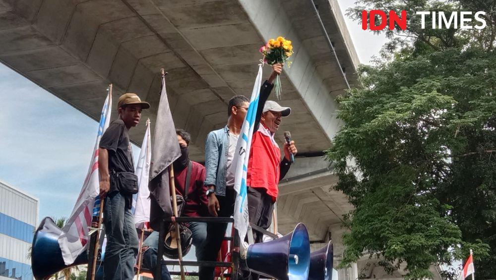 May Day, Kadisnaker Makassar Bagikan Bunga ke Buruh Pengunjuk Rasa
