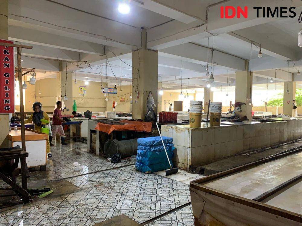 Lantai satu bagian daging Pasar SMEP. (IDN Times/Rohmah Mustaurida)