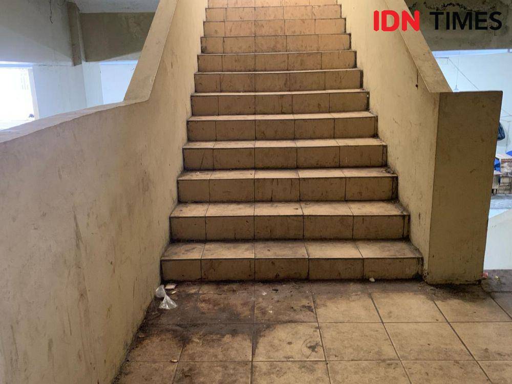 Tangga menuju lantai satu Pasar SMEP. (IDN Times/Rohmah Mustaurida)