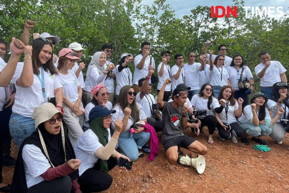 Antusias para peserta saat melakukan penanaman 1.000 bibit mangrove di Batam (IDN Times/Putra Gema Pamungkas)