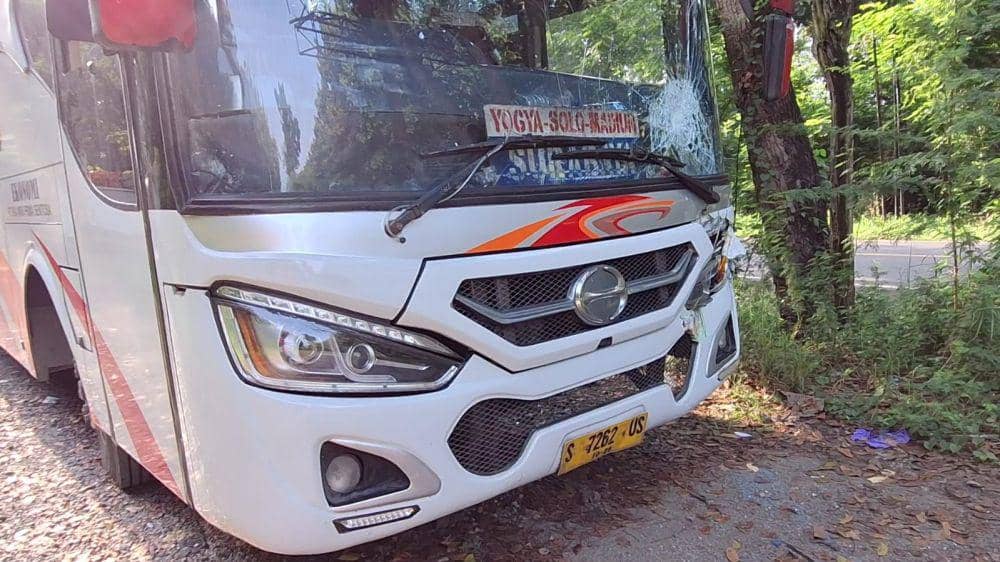 Bus Mira tabrak kenek truk hingga tewas di Ngawi. IDN Times/ Riyanto