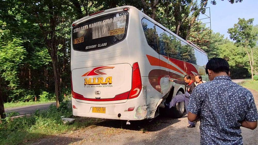 Bus Mira tabrak kenek truk hingga tewas di Ngawi. IDN Times/ Riyanto