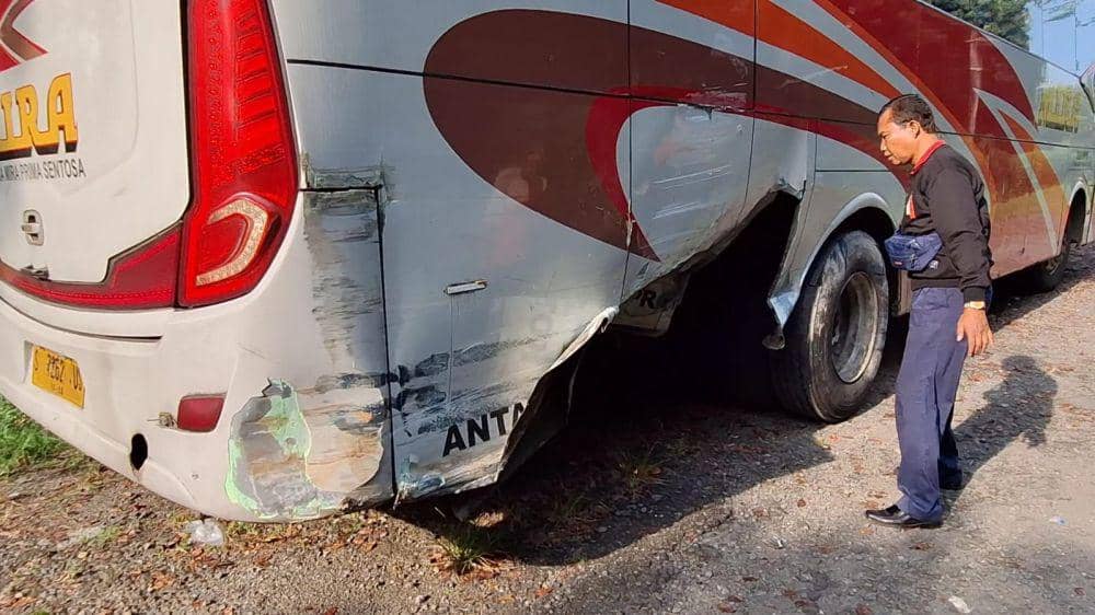 Kenek Truk Tewas Ditabrak Bus Mira di Ngawi