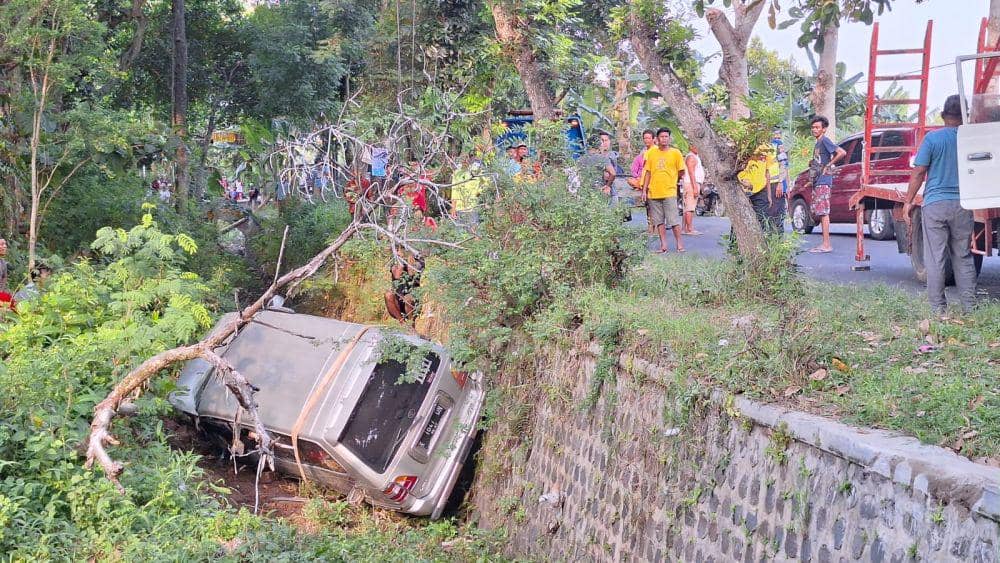 Diduga mengantuk, mobil wisatawan asal Blora Jawa Tengah terjun kesungai semalam 5 meter di Takeran Magatan. IDN Times/ Riyanto