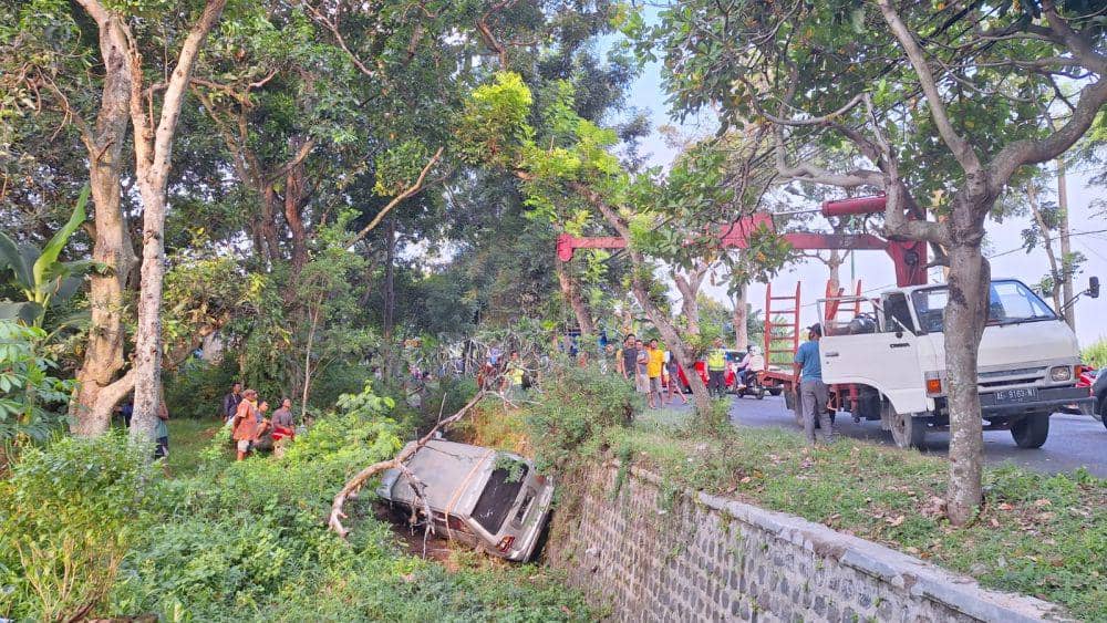 Diduga mengantuk, mobil wisatawan asal Blora Jawa Tengah terjun kesungai semalam 5 meter di Takeran Magatan. IDN Times/ Riyanto