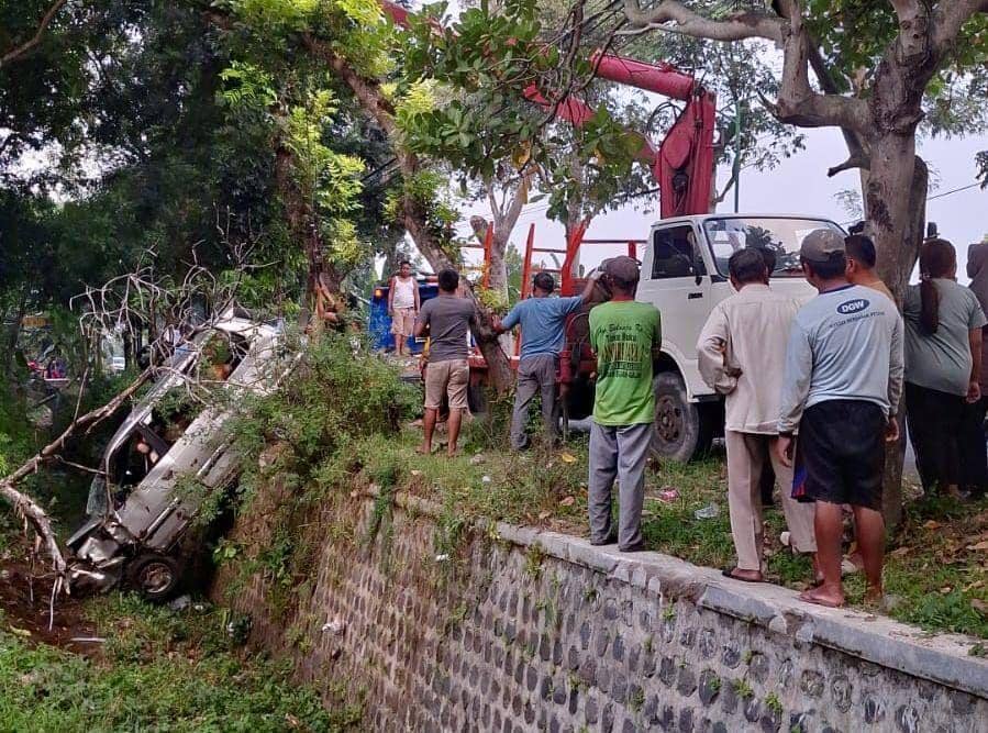 Diduga mengantuk, mobil wisatawan asal Blora Jawa Tengah terjun kesungai semalam 5 meter di Takeran Magatan. IDN Times/ Riyanto