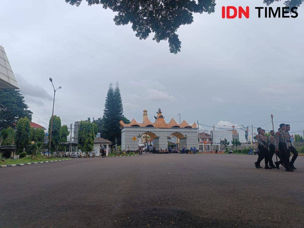 Pengamanan Hari Buruh 2024 di lingkungan Pemprov Lampung, Rabu (1/5/2024). (IDN Times/Tama Yudha Wiguna).