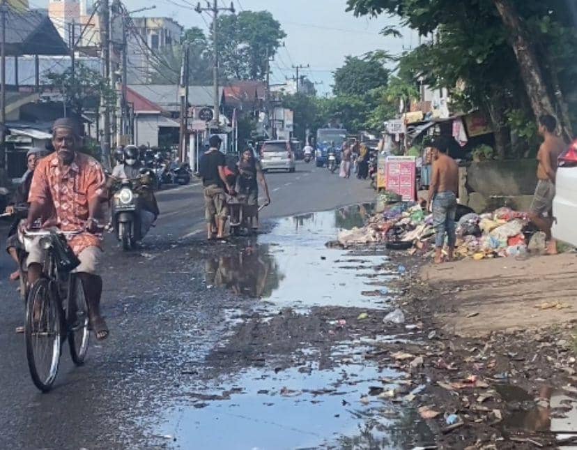 Sampah masih tersisa di Jalan PM Noor, Banjarmasin.