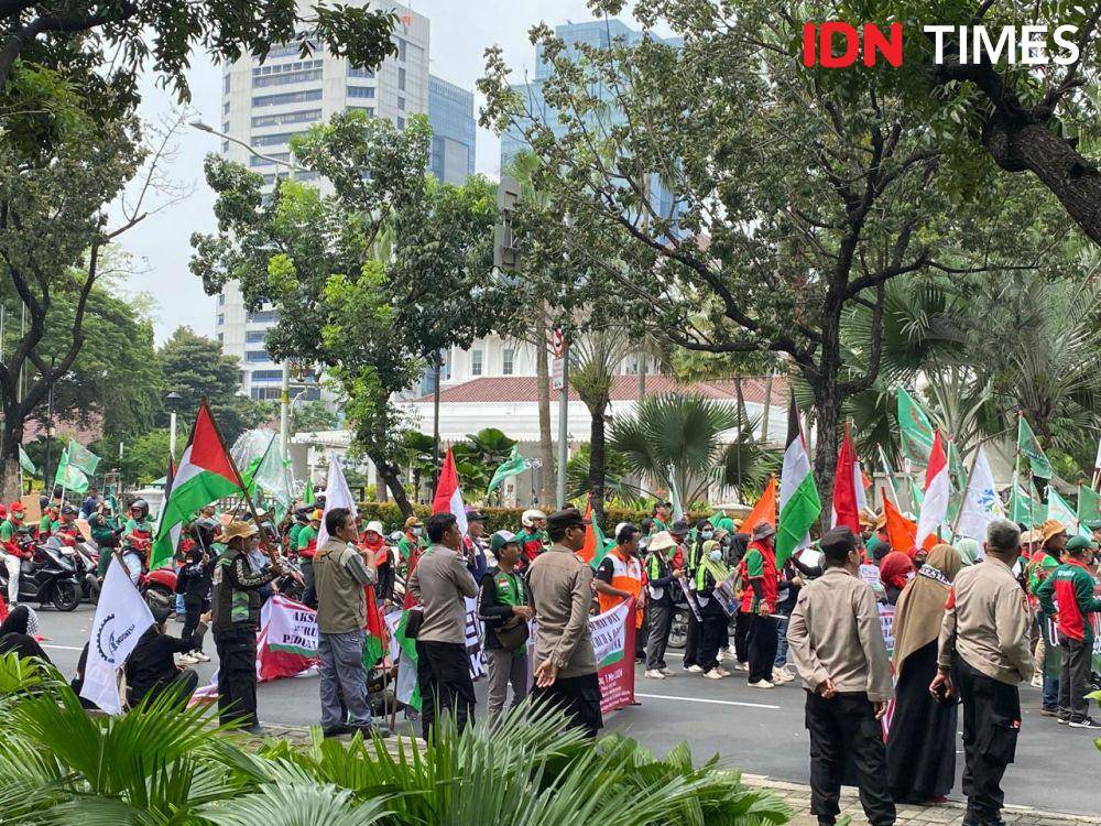 Suasana Demo Buruh (May Day) 2024 pada Rabu (1/5/2024). (IDN Times/Irfan Fathurohman)