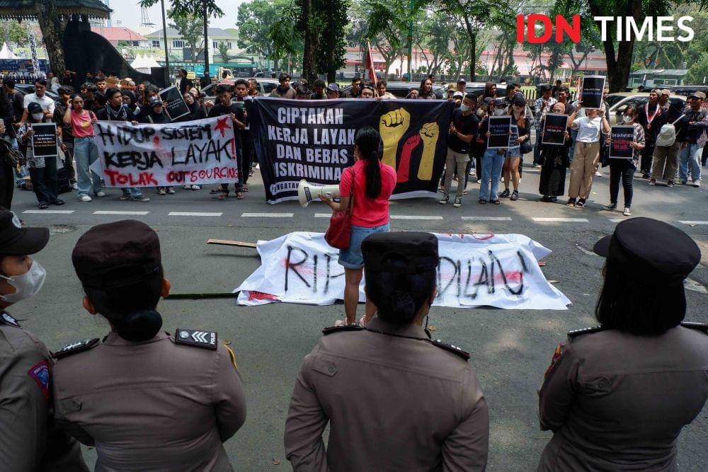 Massa AKBAR Sumut menggelar unjuk rasa May Day di depan DPRD Sumut, Rabu (1/5/2024). (IDN Times/Prayugo Utomo)