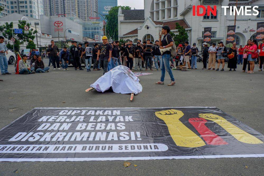 AKBAR Sumut menggelar aksi Hari Buruh Internasional di titik nol Kota Medan, Rabu (1/5/2024). (IDN Times/Prayugo Utomo)