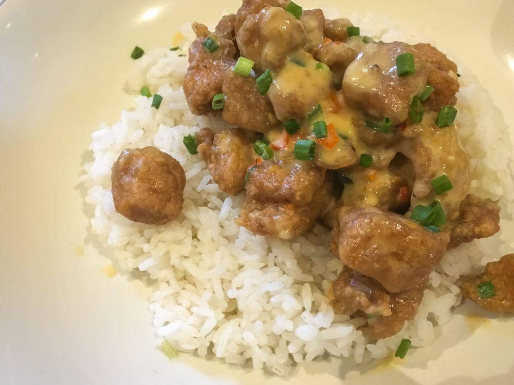 Sajian ayam goreng crispy telur asin bersama nasi putih hangat yang menggoda selera (Dok.Pribadi/Natalia Indah)