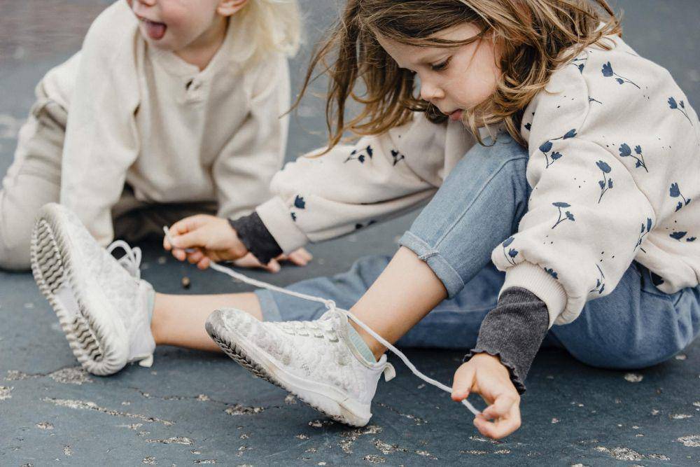 ilustrasi anak belajar mengikat tali sepatu (pexels.com/Allan Mas)