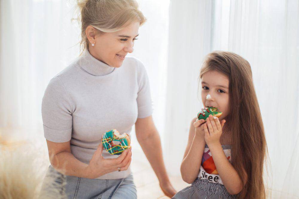ilustrasi makan donat (pexels.com/Elina Fairytale)