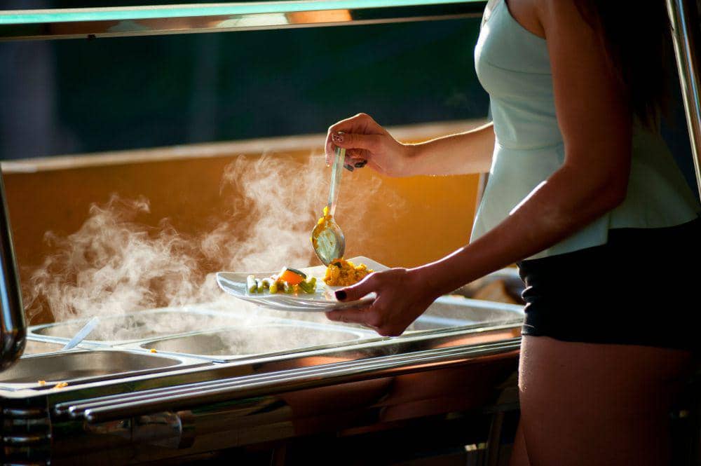 Ilustrasi menuangkan saus telur asin ke atas ayam goreng (Pexels.com/Oleksandr P)