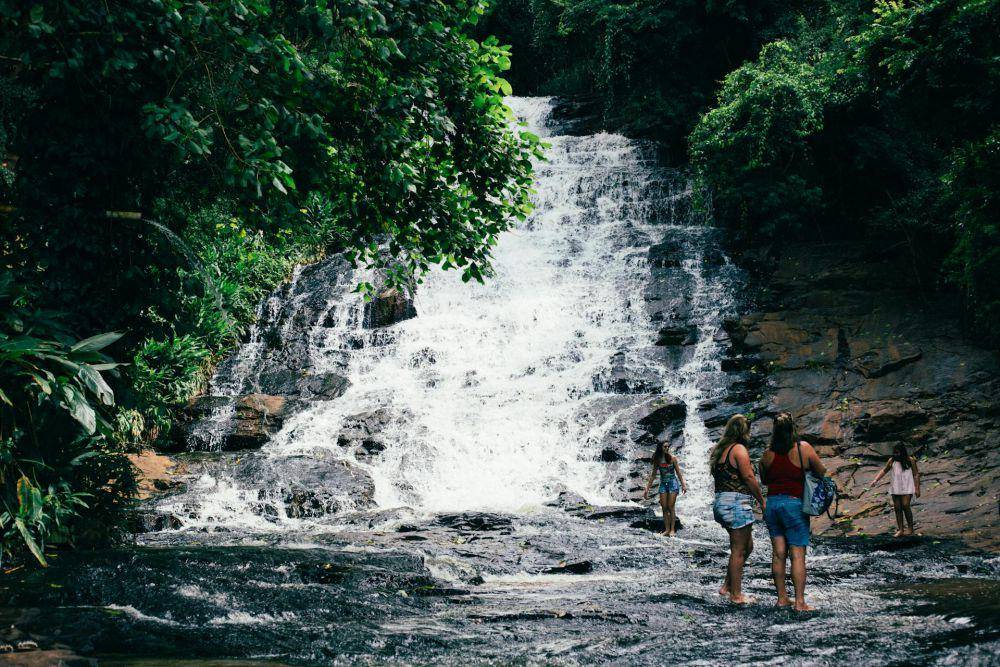 ilustrasi orang menikmati air terjun (pexels.com/Kaique Rocha)