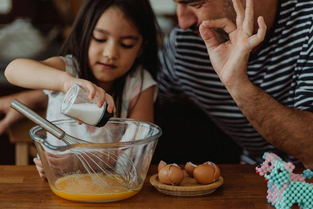 lustrasi anak belajar masak (pexels.com/Ketut Subiyanto)