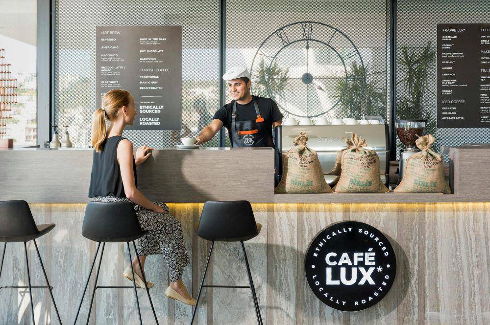 ilustrasi orang pergi ke cafe (pexels.com/Quark Studio)