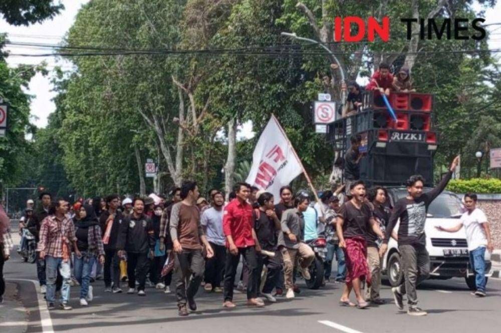 Demo mahasiswa dan buruh Mataram pada aksi peringatan May Day 1 Mei 2024. (IDN Times/Muhammad Nasir)