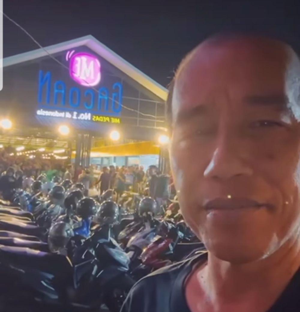 Jokowi Nge-Vlog Santap Mie Gacoan Bareng Menteri di NTB: Pedes Banget