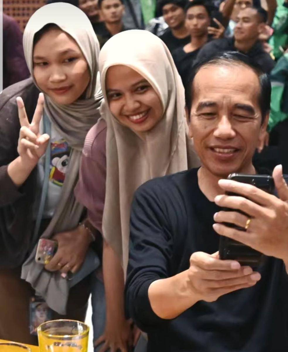 Presiden Joko "Jokowi" Widodo ketika berada di Mie Gacoan, Nusa Tenggara Barat pada 1 Mei 2024. (www.instagram.com/@jokowi)