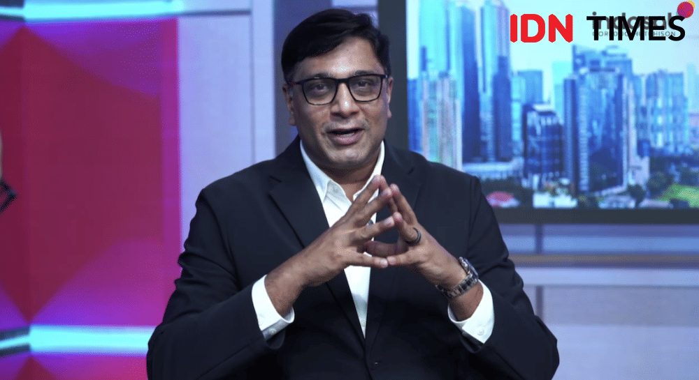 President Director and Chief Executive Officer Indosat Ooredoo Hutchison, Vikram Sinha saat memaparkan kinerja Kuartal I 2024 secara daring, Selasa (30/4/2024). (IDN Times/Anggun Puspitoningrum)