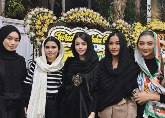 7 Potret Para Puteri Indonesia di Acara Tahlilan Mooryati Soedibyo