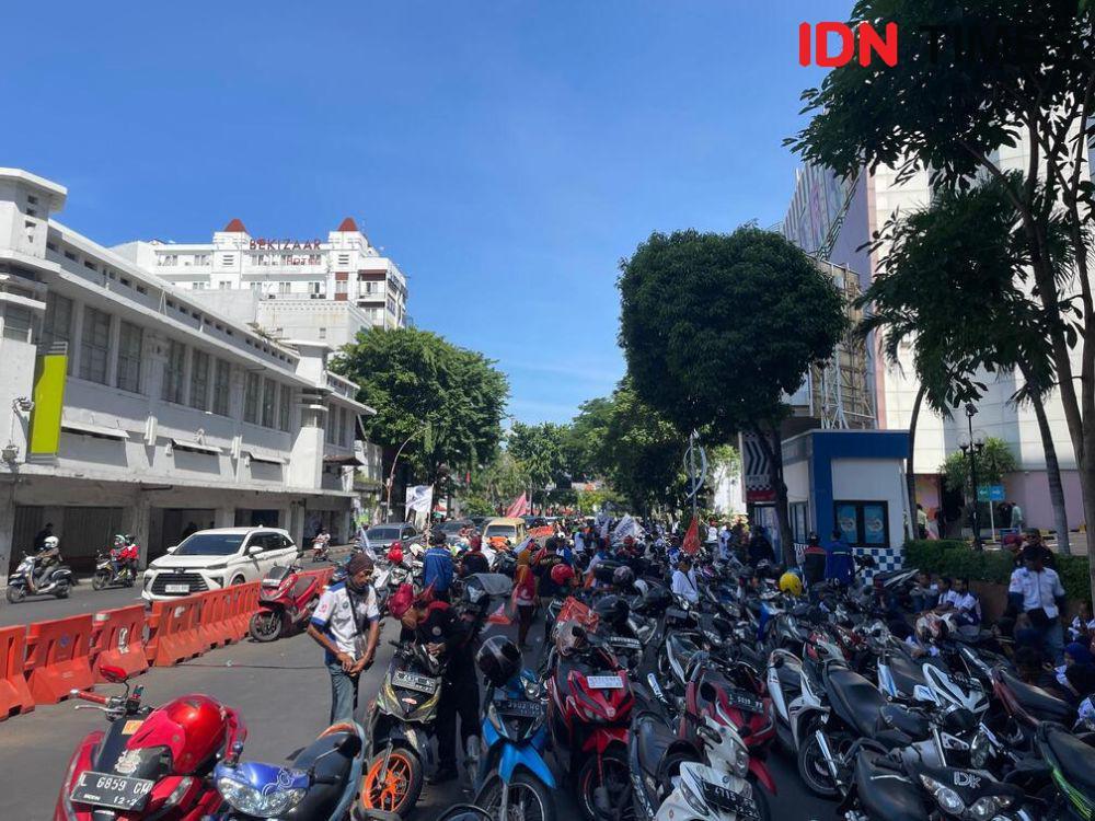 Massa Partai Buruh dan FPMI Blokade Jalan Depan Bank Mandiri Basra