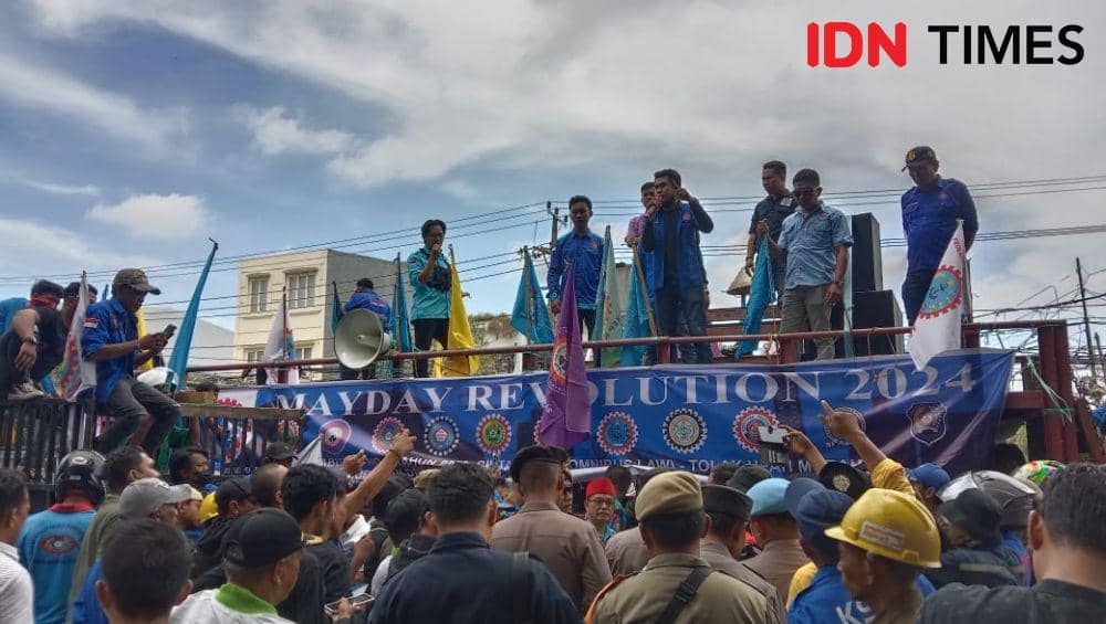 Peringatan May Day, Ratusan Buruh Demo di Depan Kantor Gubernur Sulsel