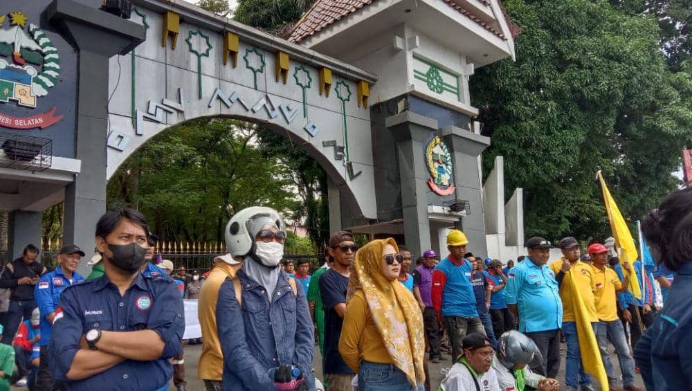 Demonstrasi peringatan Hari Buruh Internasional di depan Kantor Gubernur Sulsel di Makassar, Rabu (1/5/2024). (IDN Times/Ashrawi Muin)