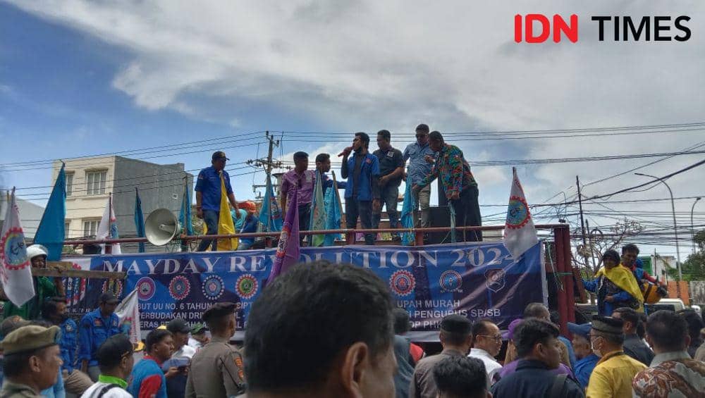 Demonstrasi peringatan Hari Buruh Internasional di depan Kantor Gubernur Sulsel di Makassar, Rabu (1/5/2024). (IDN Times/Ashrawi Muin)